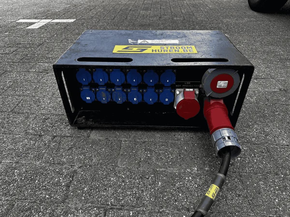 Verdeelkast van Stroomhuren.be met rode CEE 63A-voeding en blauwe stopcontacten op een evenement