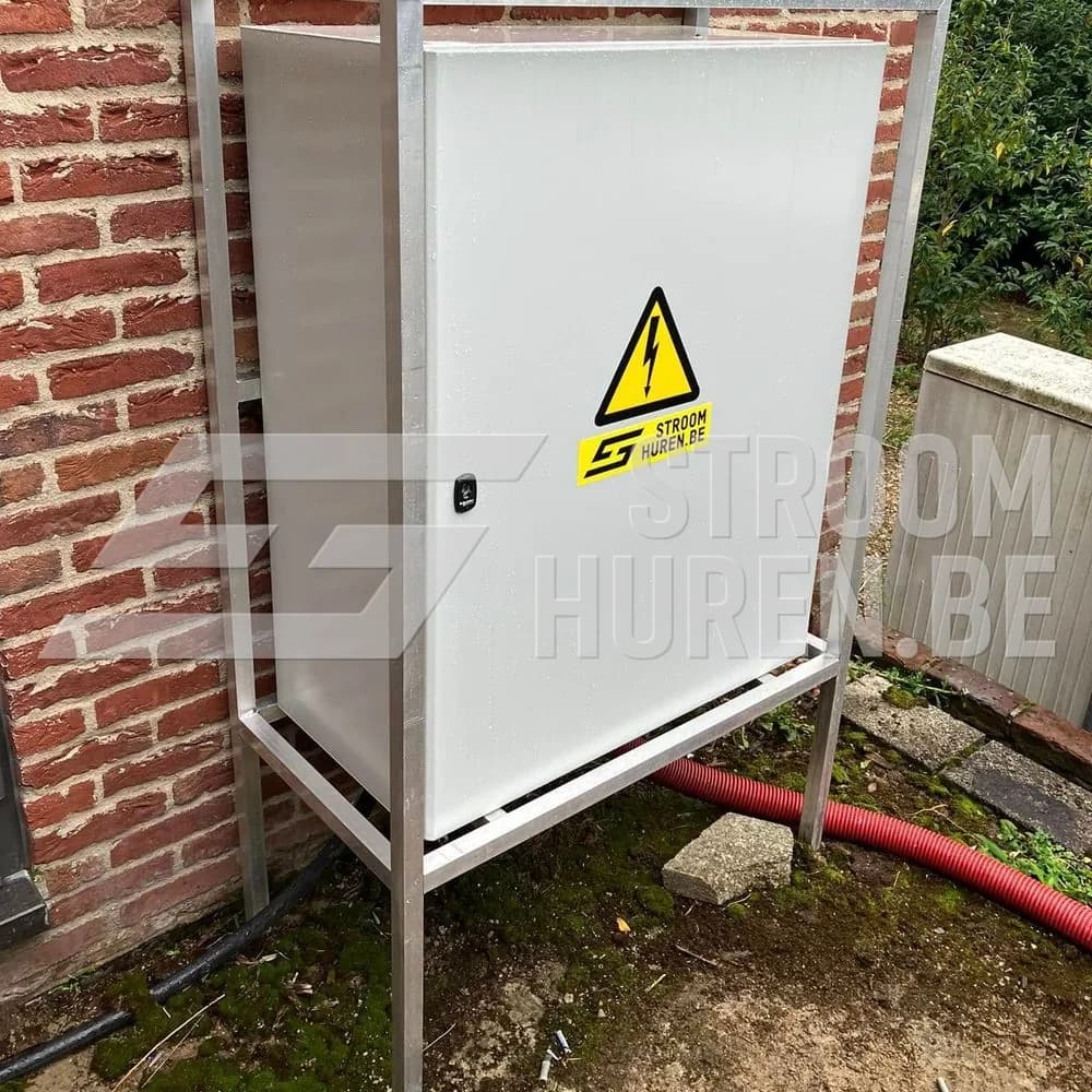 Grote werfkast in een stalen frame tegen een bakstenen gevel