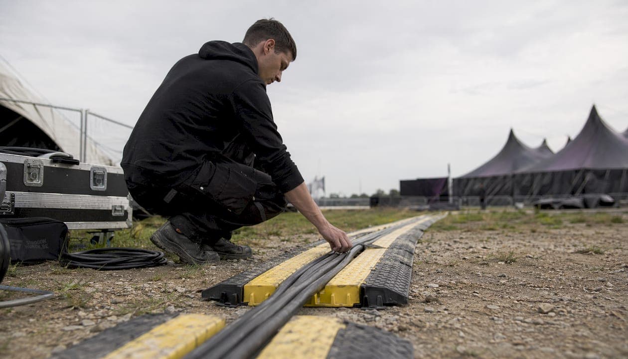 Kabelroutes op een festivalterrein: veilig en slim aanleggen