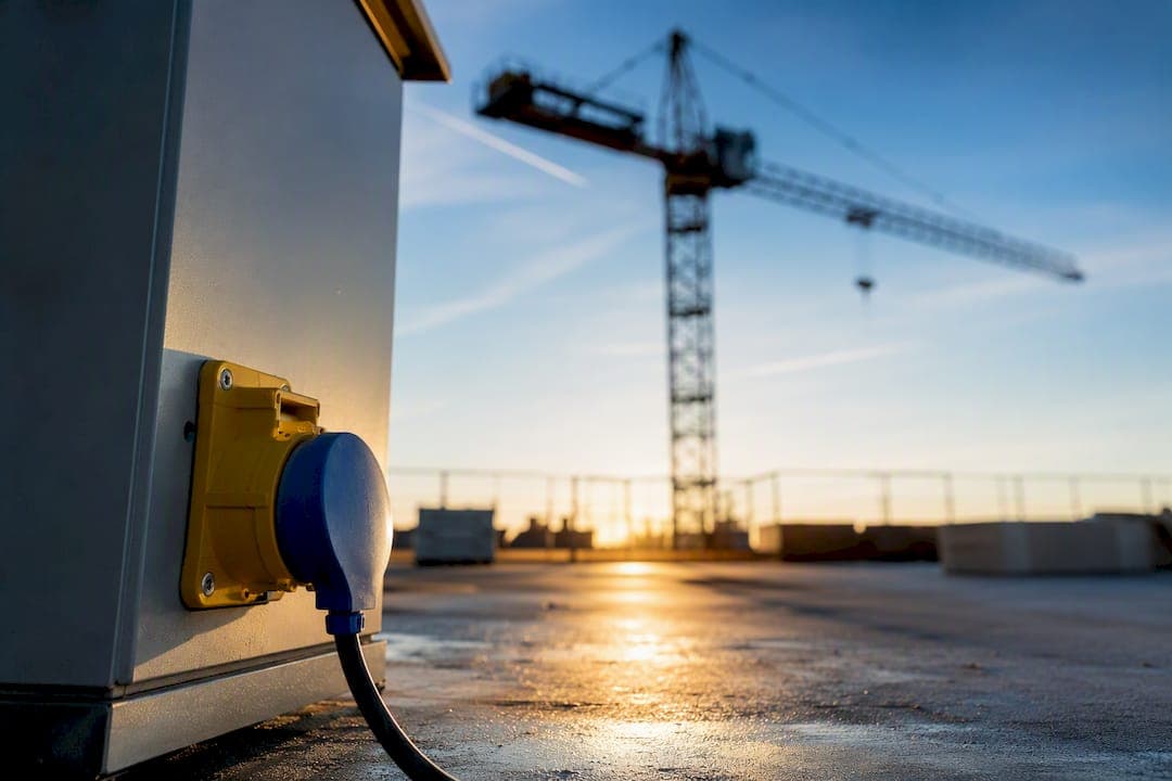 Bouwkraan stroom aansluiten: de technische stappen op een rij
